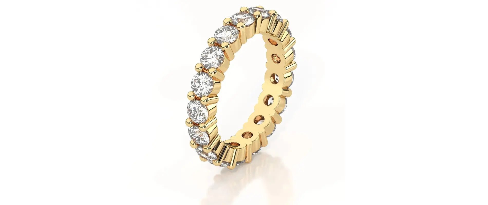 Elegant gold ring featuring stunning diamonds from the Diamond Collection.